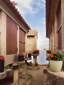 Vistas de los h&oacute;rreos del pueblo de Combarro a orillas del mar  en Pontevedra, verano de 2018