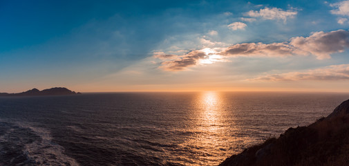 Obraz premium Bonita puesta de sol sobre el mar en Donon, Pontevedra, con reflejos y paisaje con siluetas a contraluz en el verano de 2018