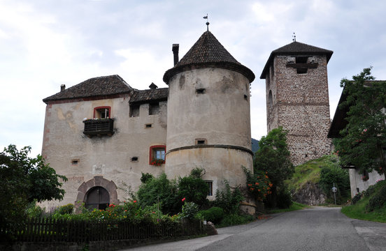 S&uuml;dtirol 7, alte Schlo&szlig;anlage mit Turm bei Nals