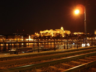 Fototapeta na wymiar Castle behind Danube / Der Burgberg mit Schloss in Budapest, Ungarn / Gleis
