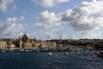 Obraz premium Yachthafen mit Maritim-Museum und Stiftskirche St. Laurentius