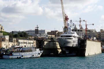 Fototapeta premium Luxusyacht im Trockendock