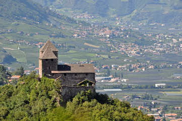Fototapeta na wymiar Südtirol 5, Blick vom Gampenpaß auf alte Burg und Lana