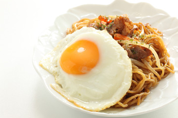 Fried noodles and sunny side up fried egg