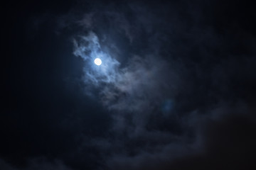 Obraz na płótnie Canvas luna, nube y cielo