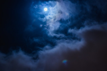 Fototapeta na wymiar luna, cielo y nubes