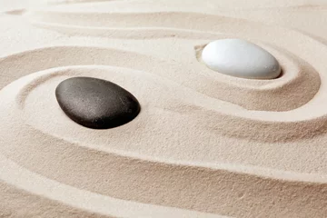 Zen-Gartensteine auf Sand mit Muster. Meditation und Harmonie © New Africa