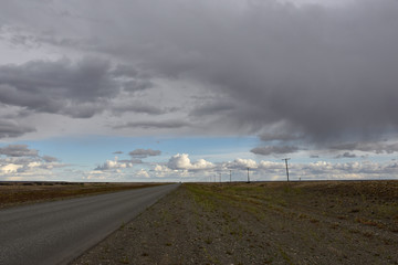 carretera con cielos y nubes claras y de tormenta