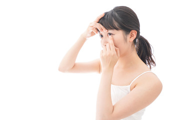 Fototapeta premium スキンケア・メイクをする若い女性