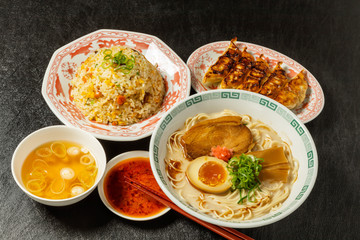 典型的な中華料理　typical Chinese cuisine (dumplings, etc)
