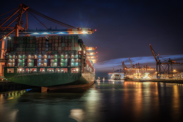 Fototapeta na wymiar Containerschiff im Hamburger Hafen während der blauen Stunde