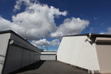 Obraz premium 夏雲とガレージ