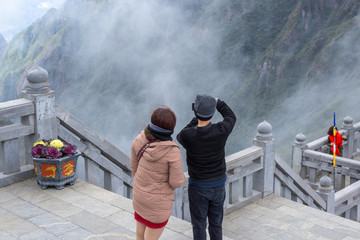 Obraz premium Traveler take photo view of mountain with mobile phone
