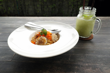 Spaghetti with scallops and shrimp egg