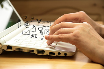 Eine Frau am Computer und verschiedene Symbole für Social Media und andere Dienste im Internet