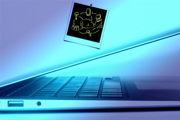 Ein Computer und ein Foto mit verschiedenen Symbolen wie Wolke, Smartphone, Computer und Internet