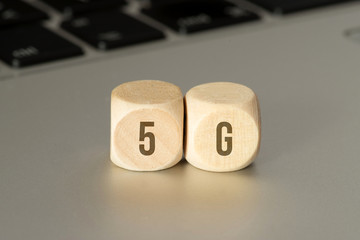 Ein Computer und 5G Übertragungsstandard im Mobilfunk Technologie