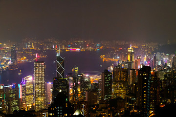 Obraz premium Causeway Bay, Hong Kong - 23 listopada 2018: Hongkong panoramę w nocy widok ze szczytu Wiktorii.
