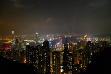Obraz premium Causeway Bay, Hong Kong - 23 listopada 2018: Hongkong panoramę w nocy widok ze szczytu Wiktorii.
