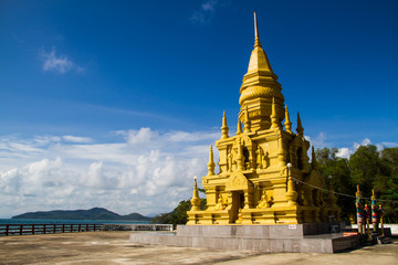 Naklejka premium Golden pagoda in Samui island.