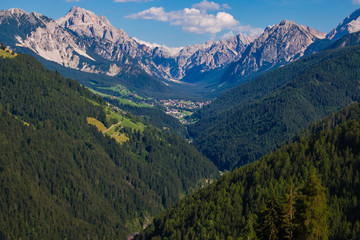 Obraz premium Veduta panoramica del piccolo villaggio alpino di San Vigilio di Marebbe nell dolomiti dell'Alto Adige