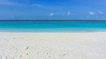 Strand mit Türkisem wasser im Sommer Urlaub auf eine Insel Meedhupparu auf Malediven im Indischen Ozean