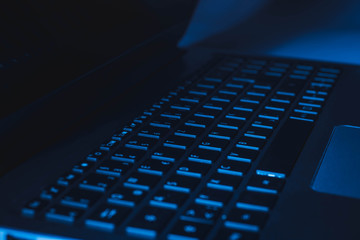Geöffneter Laptop in blauem Licht