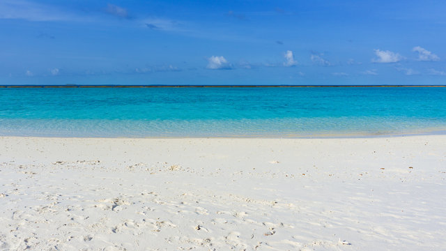 Strand mit T&uuml;rkisem wasser im Sommer Urlaub auf eine Insel Meedhupparu auf Malediven im Indischen Ozean