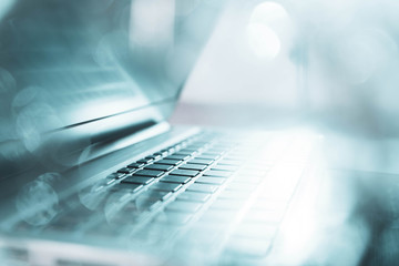 Seitenansicht eines ge&ouml;ffneten Laptops mit Gegenlicht