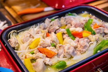 Onion broiled chicken leg