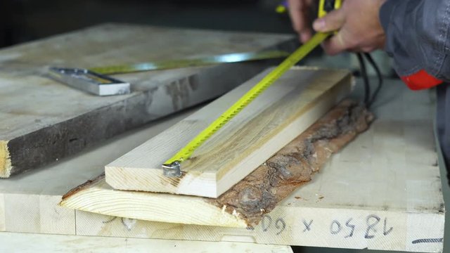 carpenter measures the item