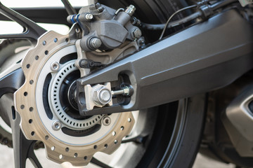 Fototapeta premium Szczegółowo koło motocykla sportowego i hamulców ABS z aluminiowym wahaczem 220 mm tylna tarcza 1 siła hamowania tłoka ABS w standardzie.