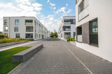 Fototapeta na wymiar Moderne Neubau Immobilien, Mehrfamilienhäuser in neuer Wohnanlage in der Stadt