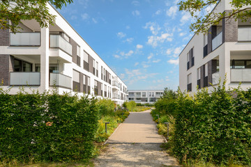 Fototapeta na wymiar Moderne Neubau Immobilien, Mehrfamilienhäuser in neuer Wohnanlage in der Stadt