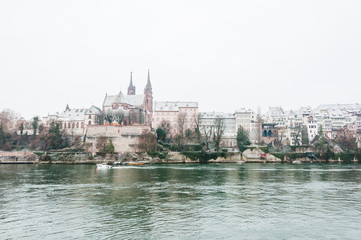 Fototapeta na wymiar Basel, Münster, Kirche, Pfalz, Grossbasel, Altstadt, Altstadthäuser, Rhein, Rheinufer, Winter, Schweiz