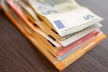 Sehr viele verschiedene Geldscheine/ Banknoten liegen auf einem Stapel