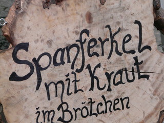 Spanferkel mit Kraut und Brötchen - Reklame