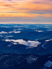 Fototapeta na wymiar Blick über die Berge mit Schnee und Sonnenuntergang