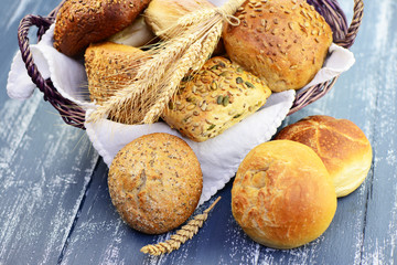 Vielfalt der Brötchen im Korb