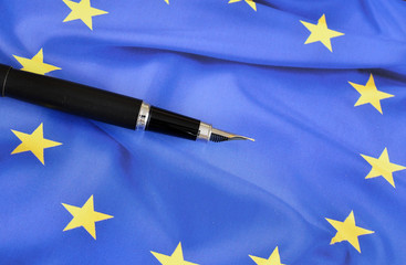 Taśmy i pióro na tle flagi UE - obrazy, fototapety, plakaty
