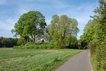 Fototapeta na wymiar Rundkirche in Podrosche am Oder-Neiße-Radweg