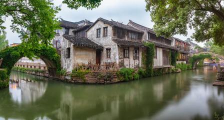 Fototapeta na wymiar Die Kanäle, Brücken und alte Gebäude der antiken Wasserstadt Zhouzhuang, dem Venedig Asiens bei Shanghai in China