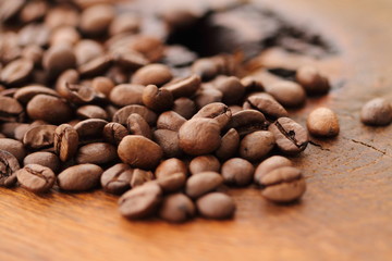 Kaffeebohnen auf einem Holztisch