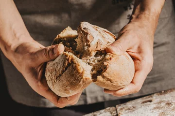 Crédence de cuisine en verre imprimé Boulangerie Boulanger ou chef tenant du pain frais