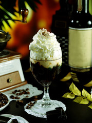 Copa con un irish coffee. whisky y café.