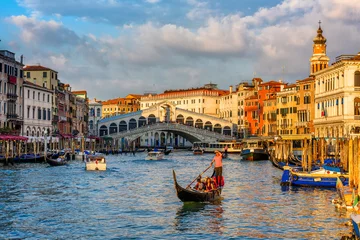 Foto op Plexiglas Rialtobrug Rialtobrug en Canal Grande in Venetië, Italië. Uitzicht op het Canal Grande van Venetië met gandola. Architectuur en bezienswaardigheden van Venetië. Venetië ansichtkaart