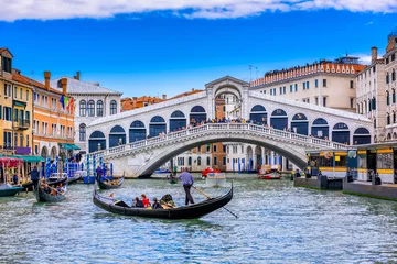Fotobehang Rialtobrug Rialtobrug en Canal Grande in Venetië, Italië. Uitzicht op het Canal Grande van Venetië met gandola. Architectuur en bezienswaardigheden van Venetië. Venetië ansichtkaart