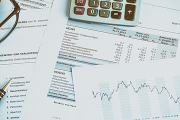 Bilanz eines Unternehmens mit Taschenrechner Analysen