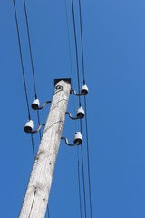 Obraz premium wooden pole with electricity wires in Moordrecht in the Netherlands, which are not common because most wires are underground