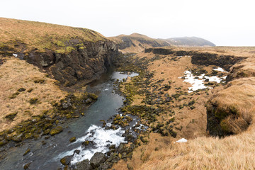 Canyon mit Fluss im Nationalpark Þingvellir, Island